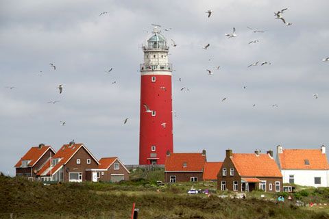 Il faro di Texel si trova all'estremità nord-ovest dell'isola, a pochi chilometri da De Cocksdorp